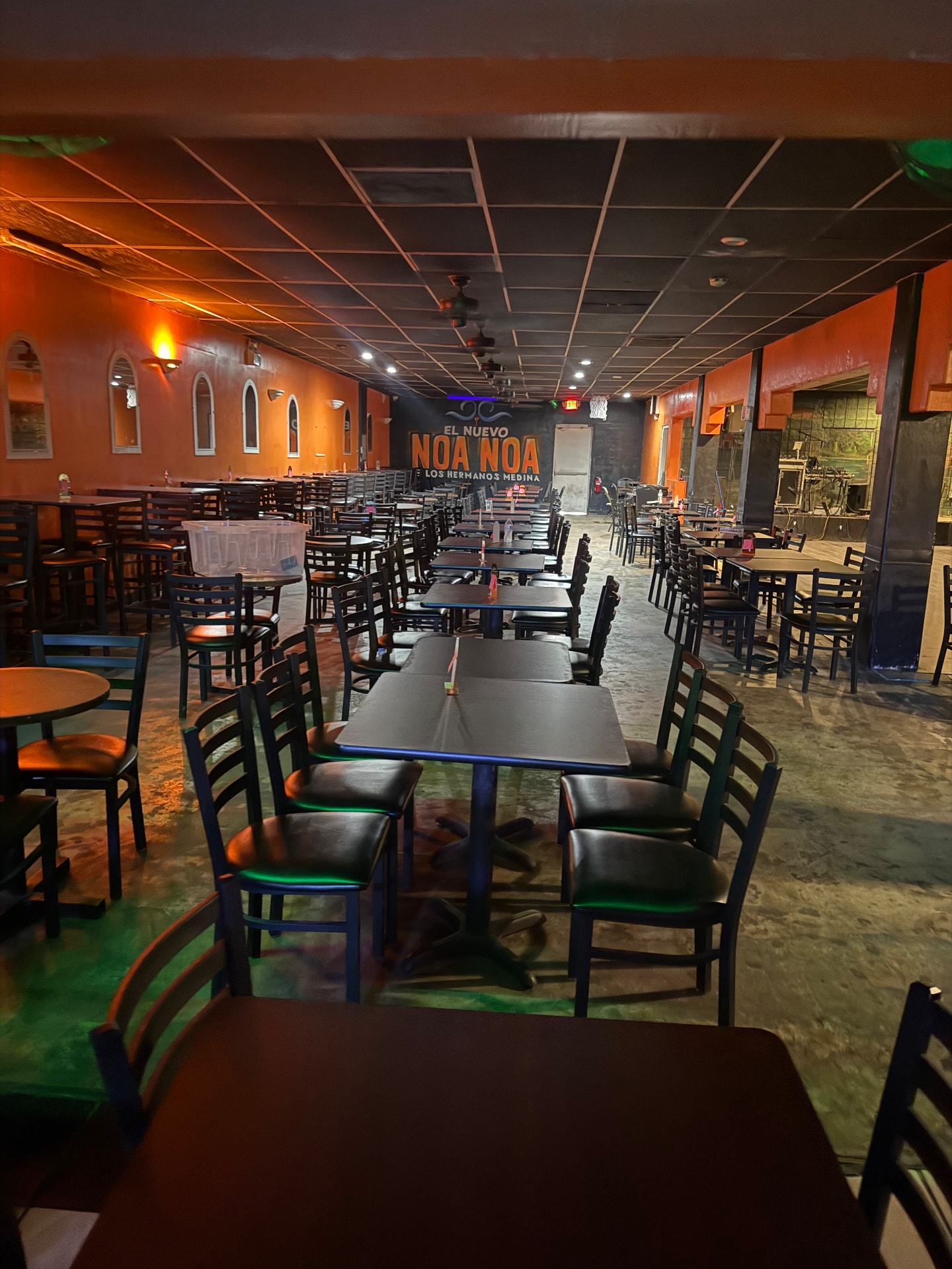 Salón principal con mesas y escenario